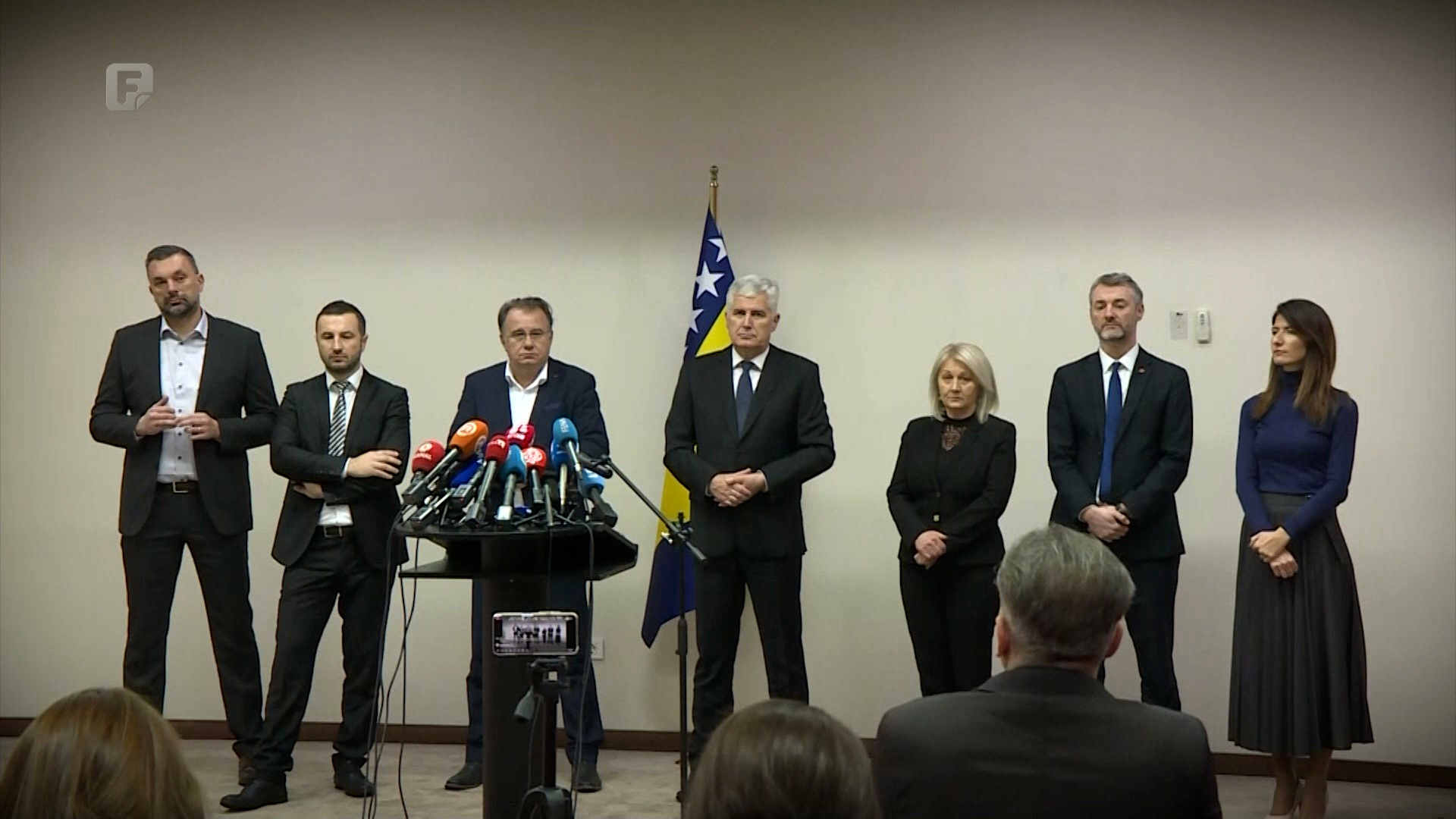 Zujanje osa i šuškanje novca